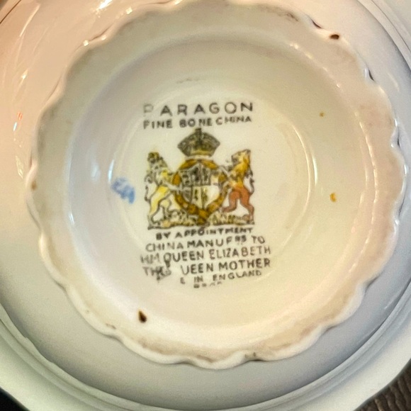 Vintage Paragon Fine Bone China
England QUEENS GARDEN Ptrn Sugar
Bowl & Creamer - Picture 8 of 16